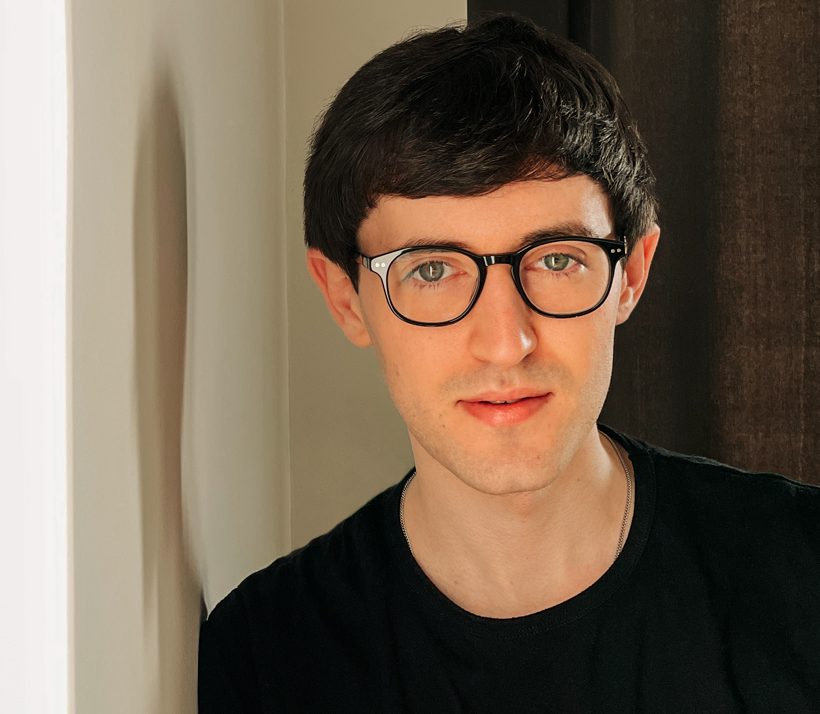 Photo de Matthew de face, dans une pose naturelle, avec un léger sourire. 