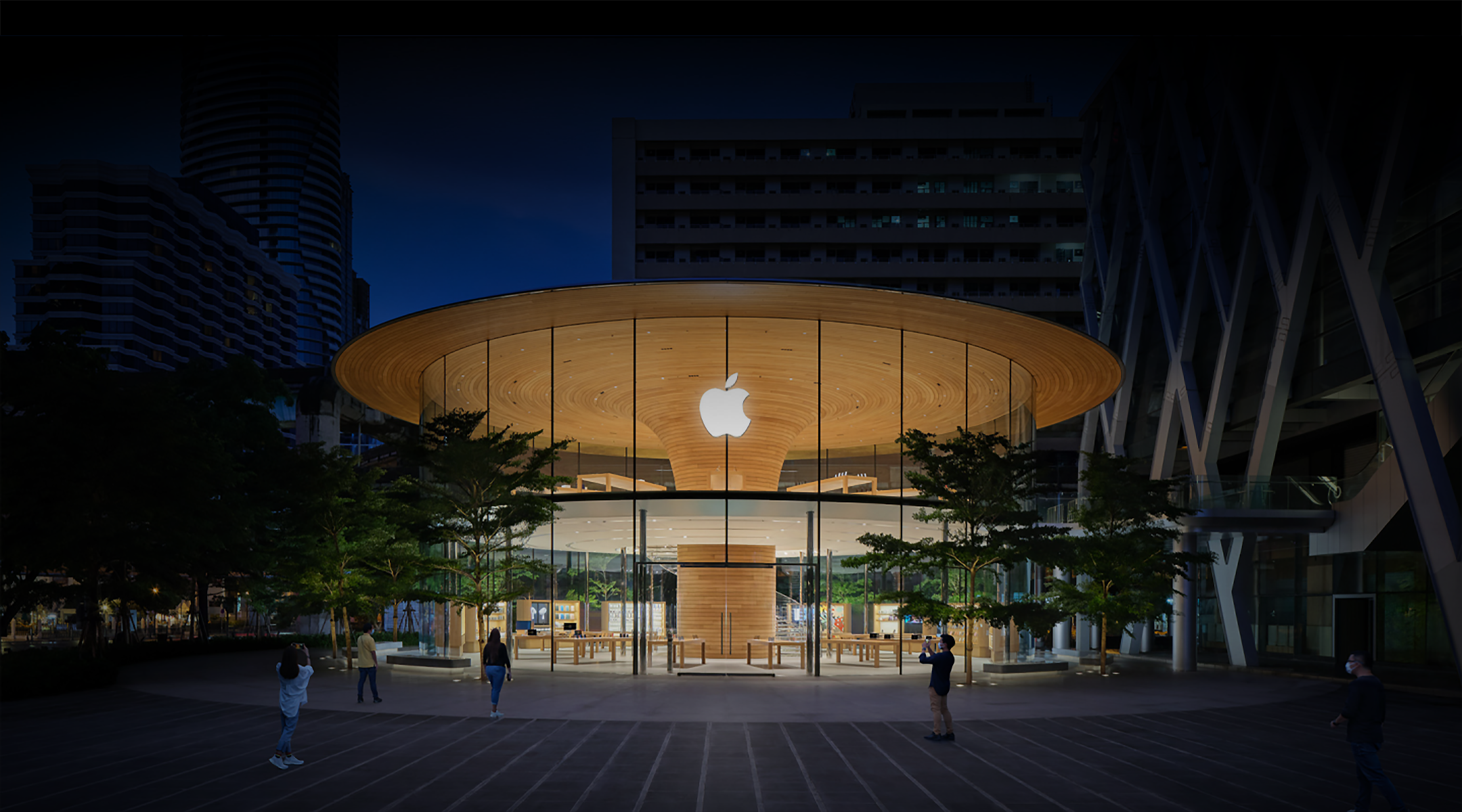 Vista exterior de un Apple Store de noche.