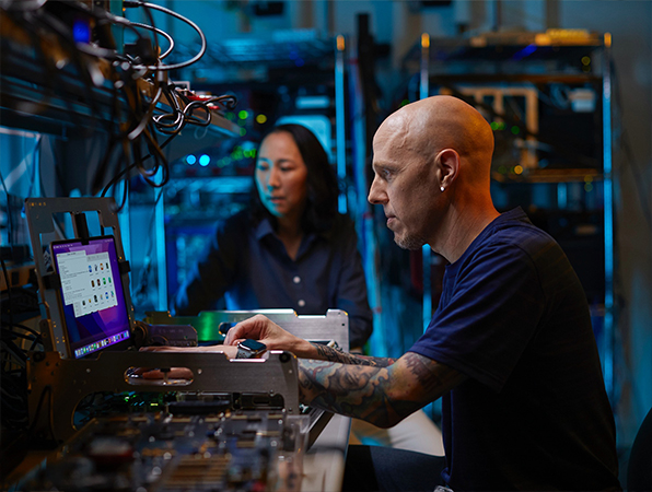 Deux membres de l’équipe Matériel d’Apple travaillent dans un laboratoire.