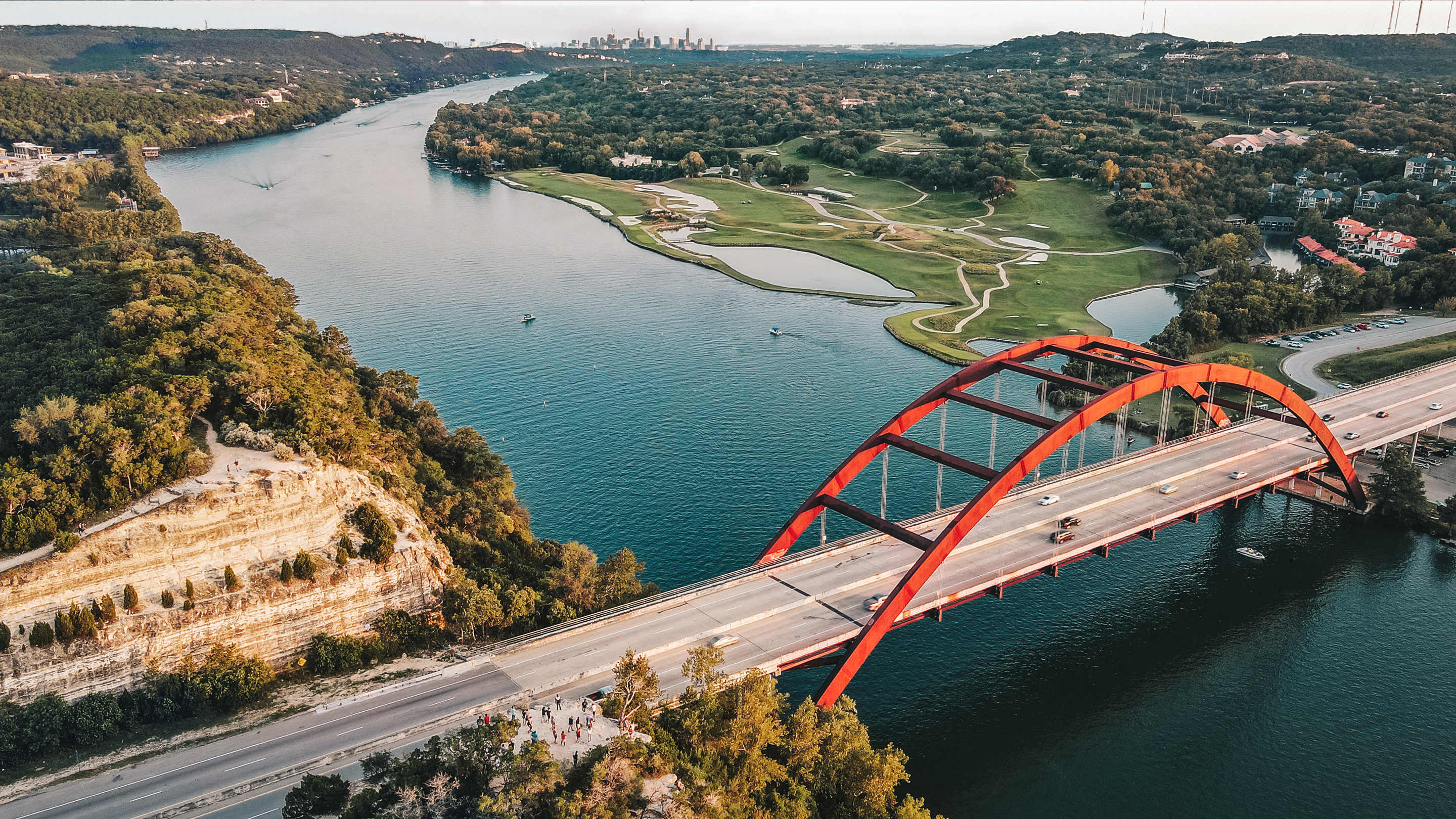 Ett flygfoto av en bro över en flod i Austin i Texas med staden i bakgrunden.