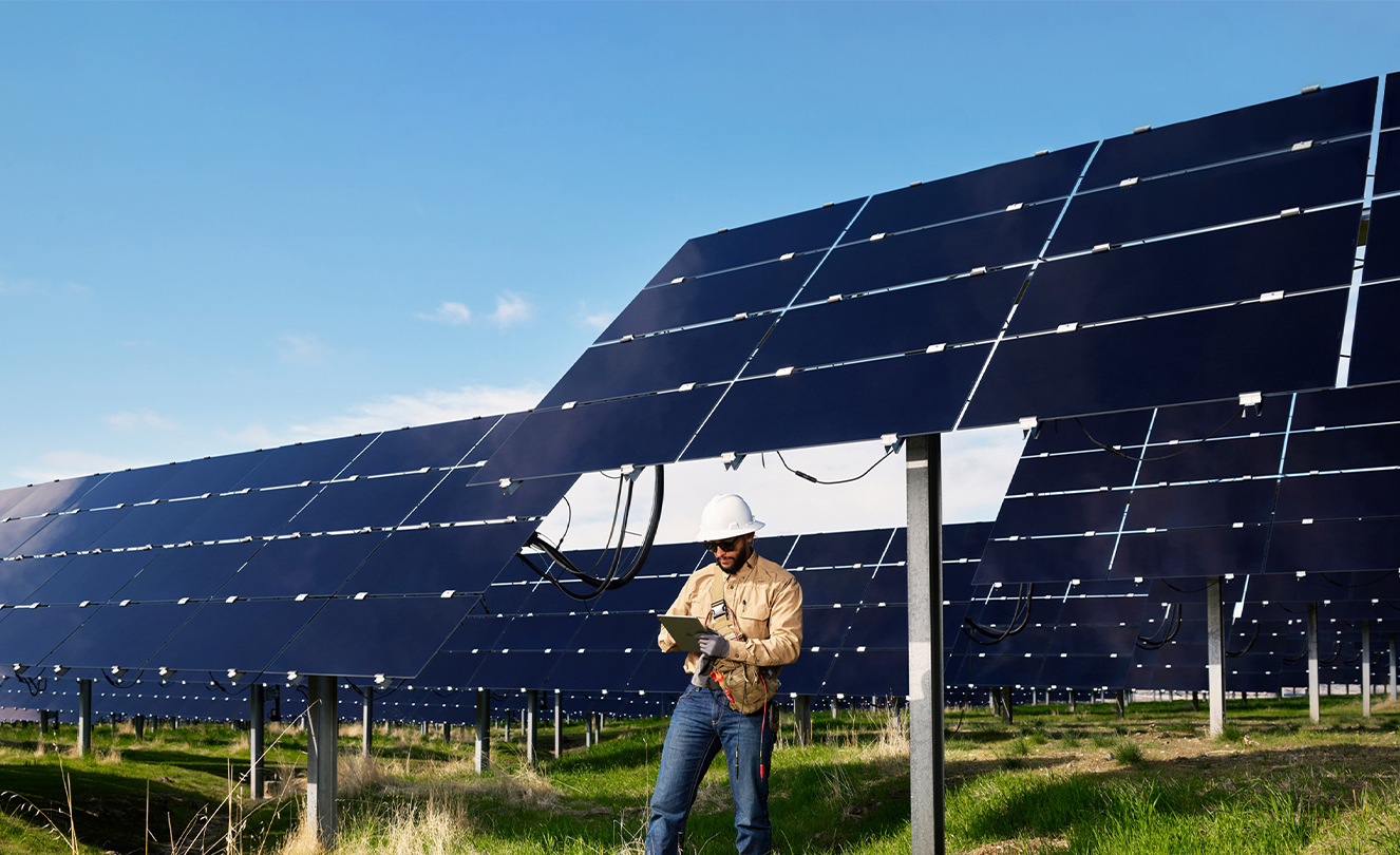 Egy mezőn elszórva számos energiatermelő szélturbina látható.