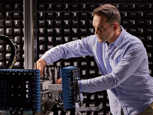 Empleado de Hardware de Apple trabaja con maquinaria en el laboratorio de chips.