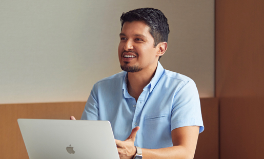 Edgar arbeider på en laptop.