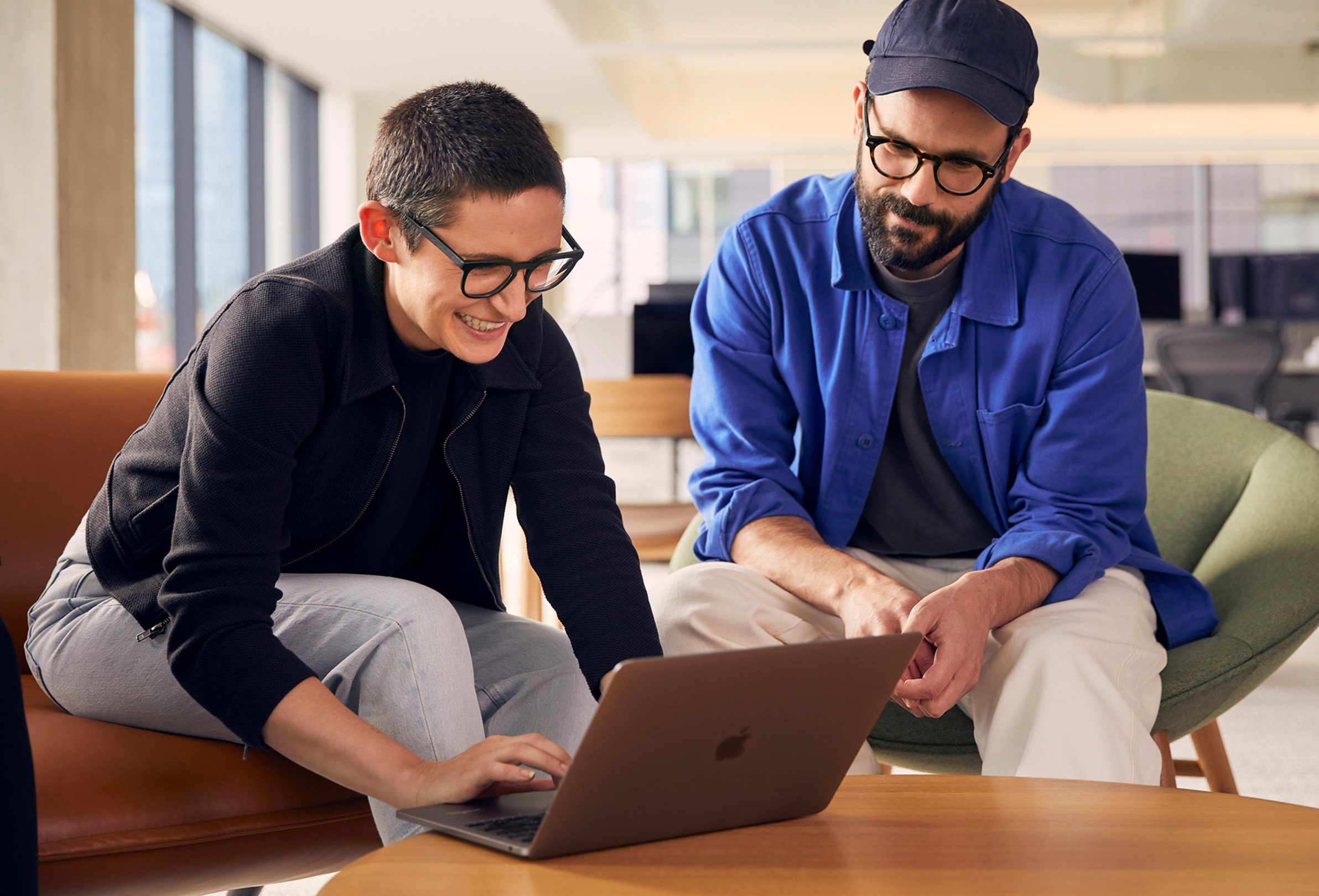 Deux membres de l’équipe Apple travaillent ensemble sur un MacBook.