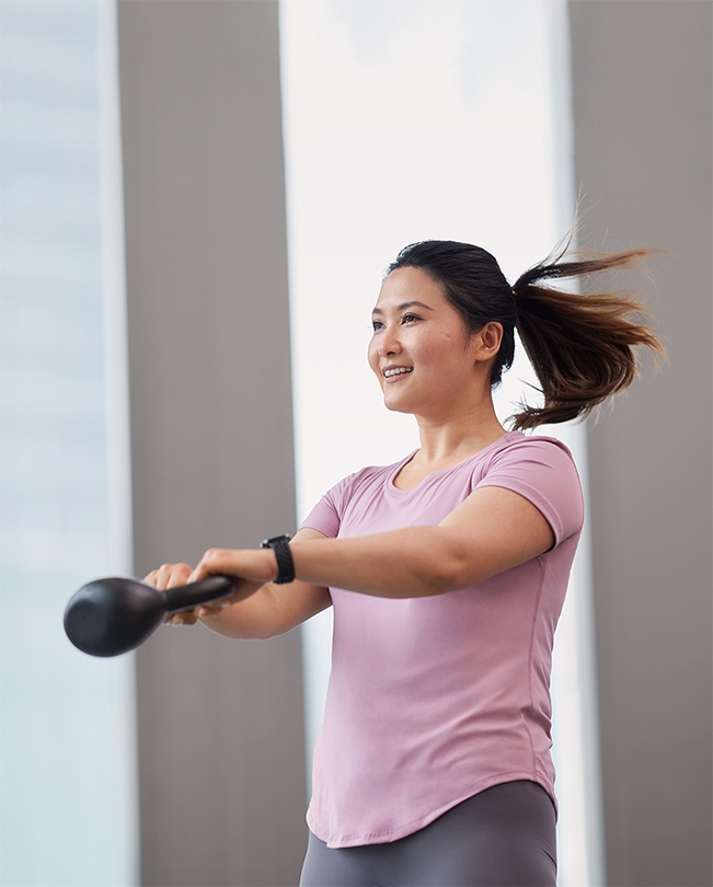 Funcionária da Apple se exercita com um peso kettlebell.