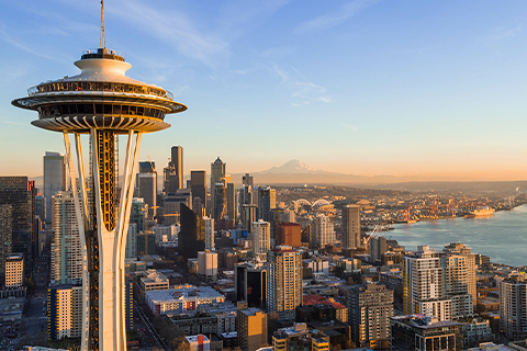 Vista aérea de Seattle, Washington, com a Space Needle em primeiro plano. 