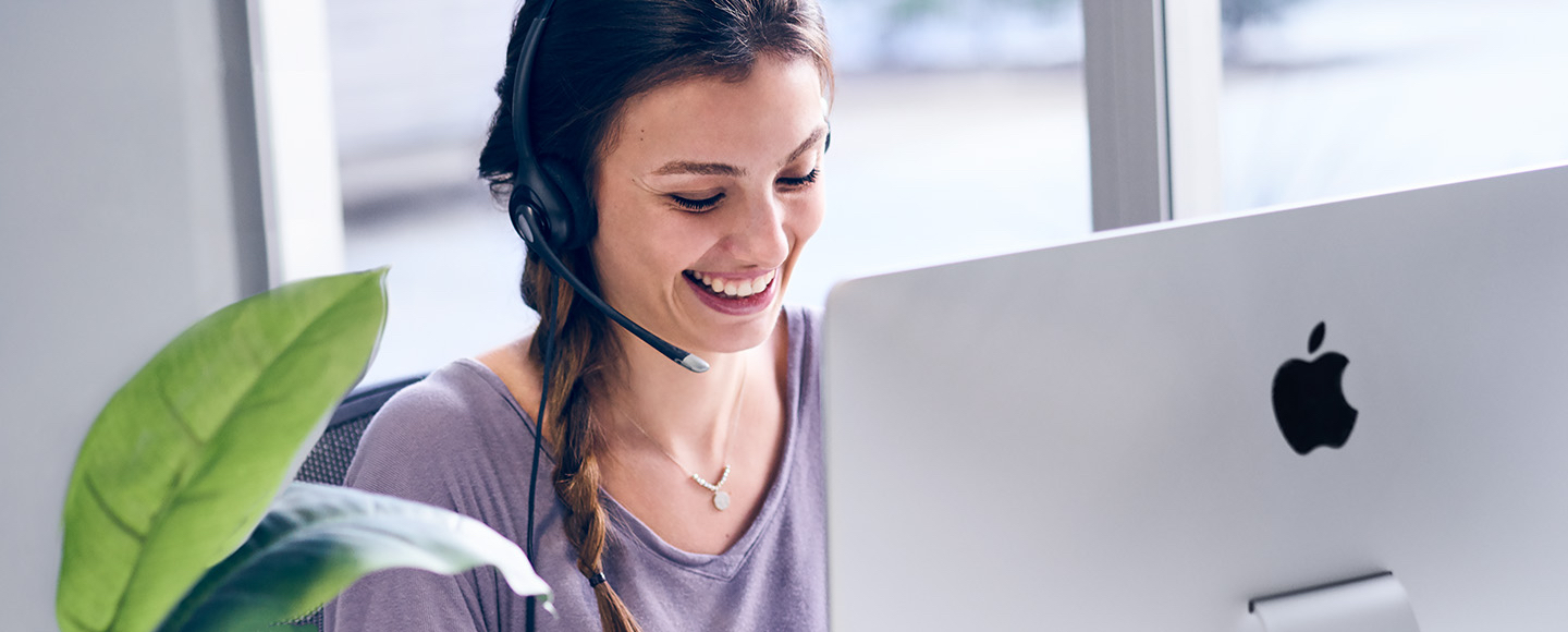 Trabalhando de casa, a Yaprak atende um cliente pelo telefone