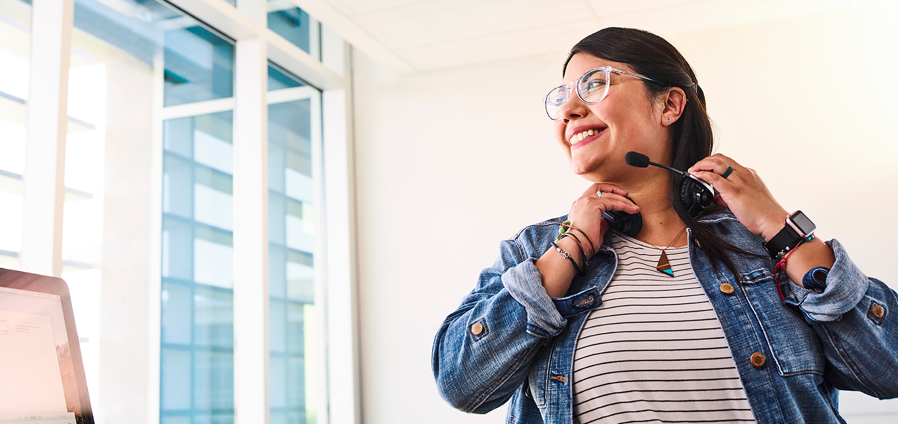 AAn Apple Support employee prepares to talk to a customer over the phone.