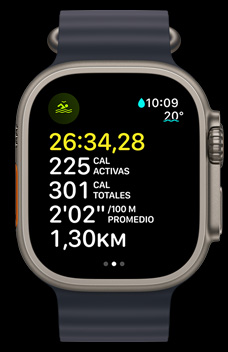 Un Apple Watch Ultra 2 muestra un entrenamiento de natación en aguas abiertas con datos sobre el tiempo, las calorías y el ritmo.