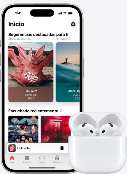 Un iPhone 15 que reproduce música junto a unos AirPods