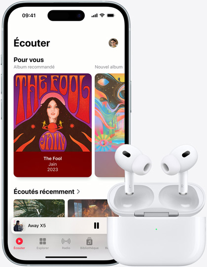 iPhone 15 avec de la musique en cours de lecture, à côté d’Airpods