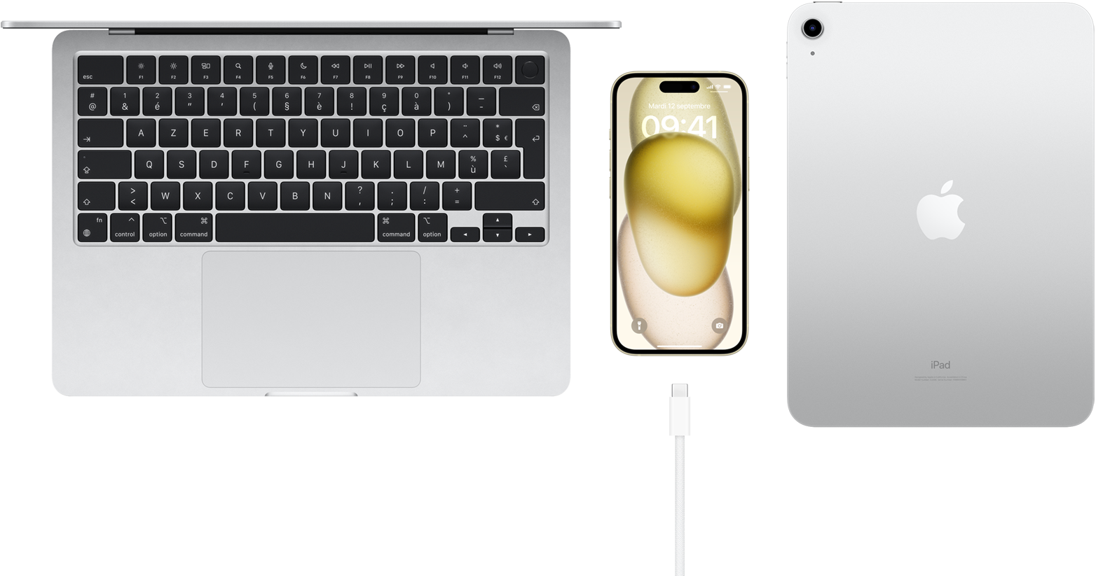 Vue de dessus d’un MacBook Pro, d’un iPhone 15 avec un connecteur USB-C et d’un iPad 