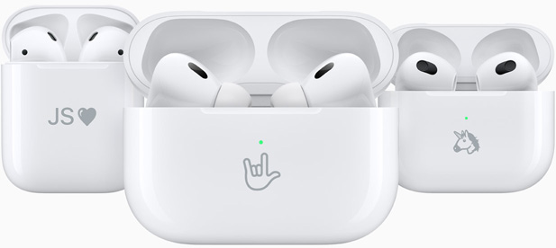 三個 AirPods 充電盒刻有表情符號範例：名字縮寫、一個「我愛你」的手語，以及一隻獨角獸。