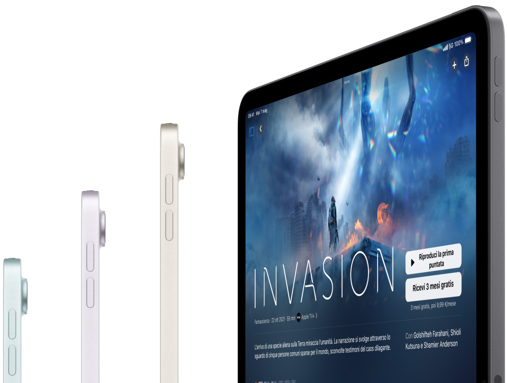 Tre modelli di iPad Air visti di lato, e un quarto iPad Air che mostra Apple TV Plus