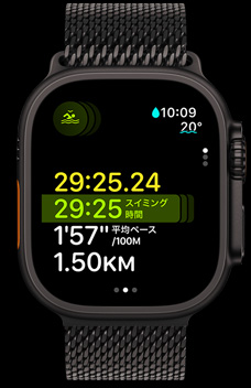 マルチスポーツ機能の一環として、スイミングの時間、ペース、距離を表示しているApple Watch Ultra 2。