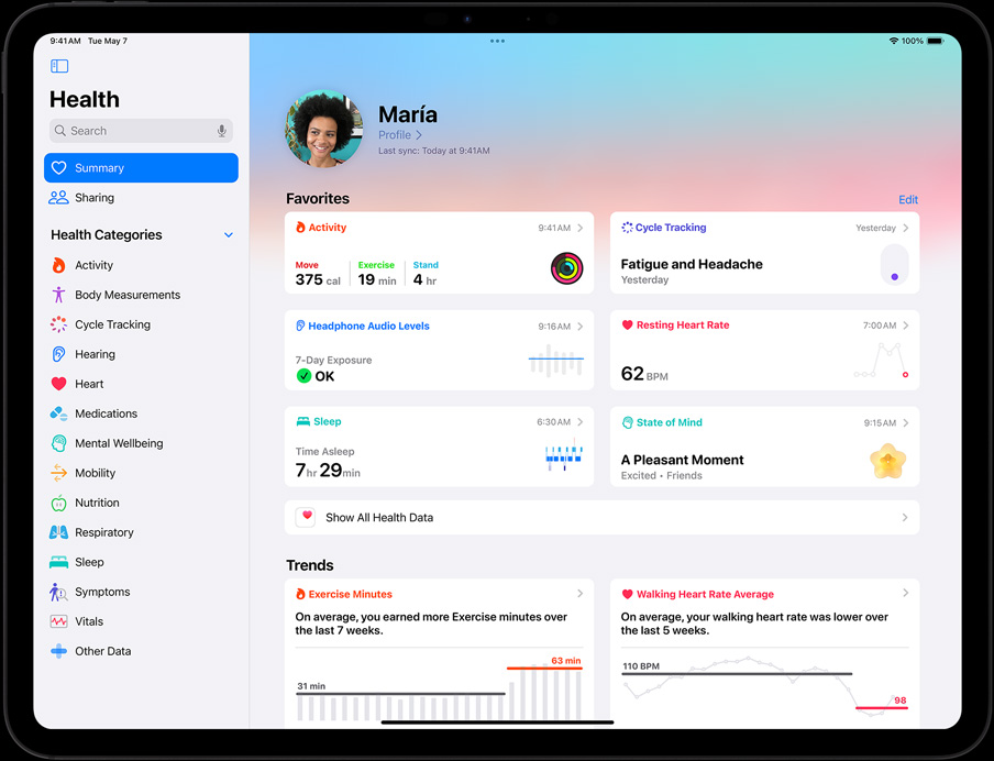 Horizontalios padėties „iPad Pro“, ekrane rodoma naudotojo programos „Health“ santrauka