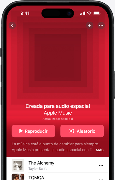 La pantalla de un iPhone muestra la portada de la playlist Creada para Audio Espacial en la app Apple Music