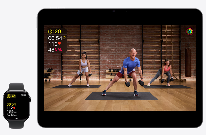 Un iPad Pro muestra un entrenamiento de Apple Fitness+ junto a un Apple Watch Series 9 que registra el mismo entrenamiento de Apple Fitness+.