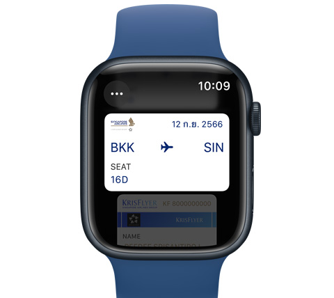 มุมมองด้านหน้าของ Apple Watch และมีคนทำการชำระเงินด้วย Apple Pay