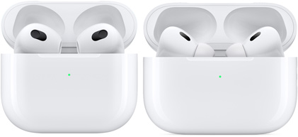 Şarj kutularının kapakları açık duran AirPods ve AirPods Pro