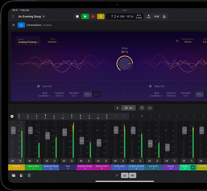 Yatay pozisyonda iPad Pro, ekranda bir müzik projesinde fader’larla miksaj yapılıyor