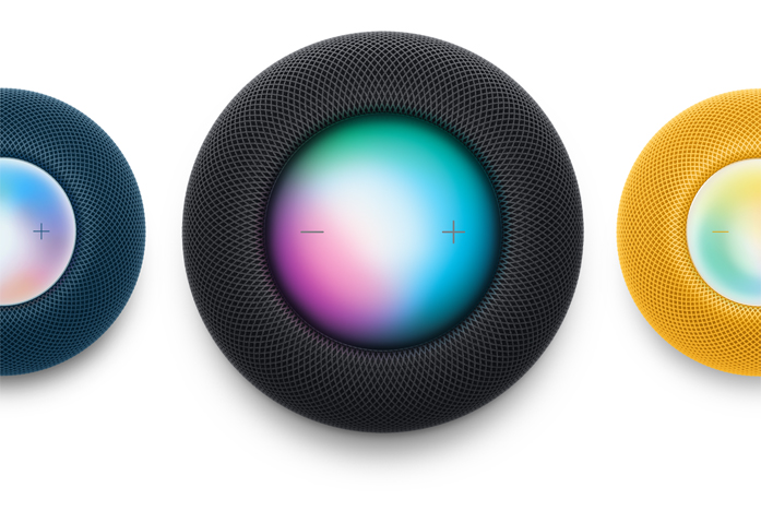 Un HomePod mini azul, un HomePod color medianoche y un HomePod mini amarillo mostrados desde arriba. Siri está activado.