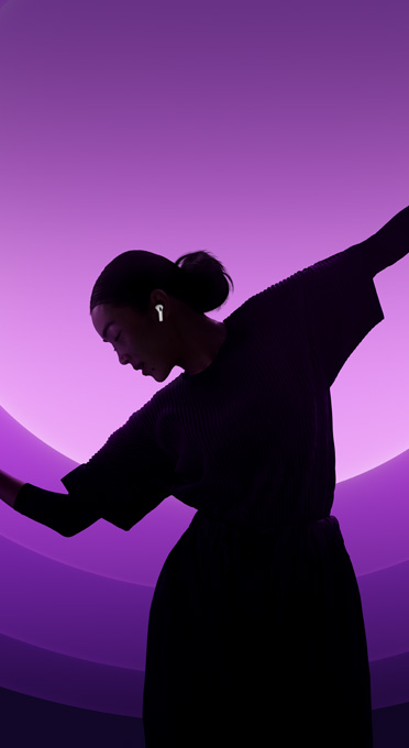 Silhouette d’une femme qui porte des AirPods et danse.