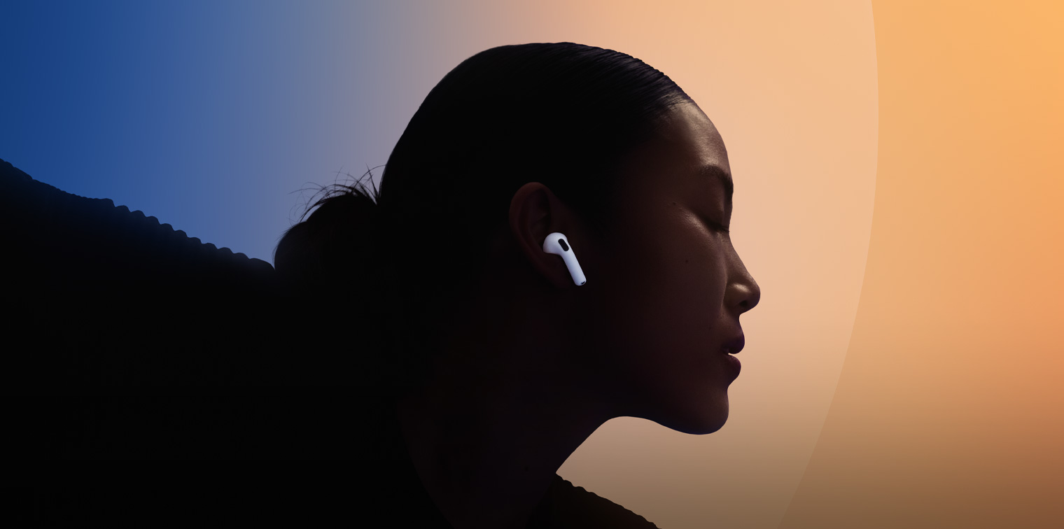 Uma mulher a usar os AirPods enquanto dança.