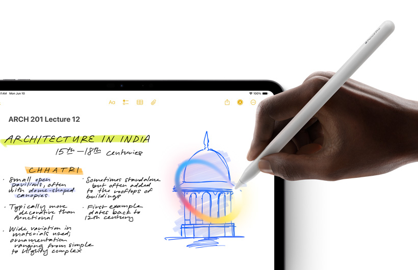 한 손에 Apple Pencil을 쥐고 iPad의 메모 앱에서 스케치에 동그라미를 치는 모습.