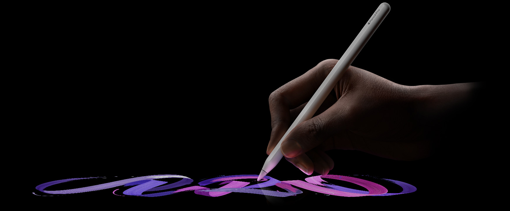 Une main tenant un Apple Pencil Pro, avec le tracé au pinceau d’une ligne de couleur vive