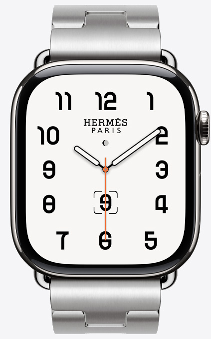 มุมมองด้านหน้าของสายแบบ Grand H Satiné ใหม่ที่ทำจากสแตนเลสสตีลพร้อมหน้าปัดนาฬิกา Hermès Classic