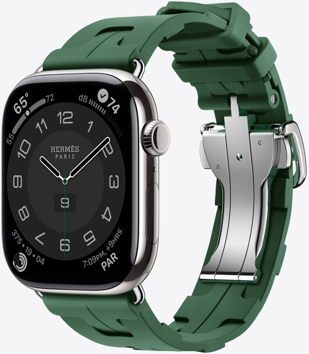 Angled view of the rubber Kilim band in Vert Moyen (green) showing the quick-release metal buckle and the Hermès Circulaire watch face.