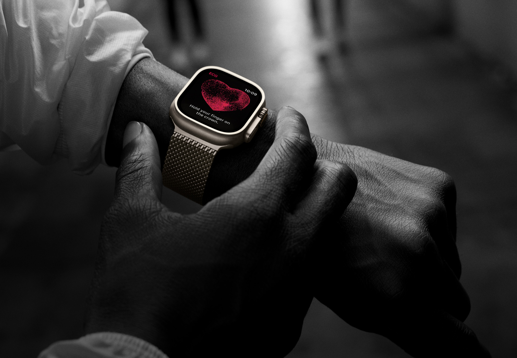 A felhasználó az Apple Watch Ultra 2 EKG funkcióját használja.