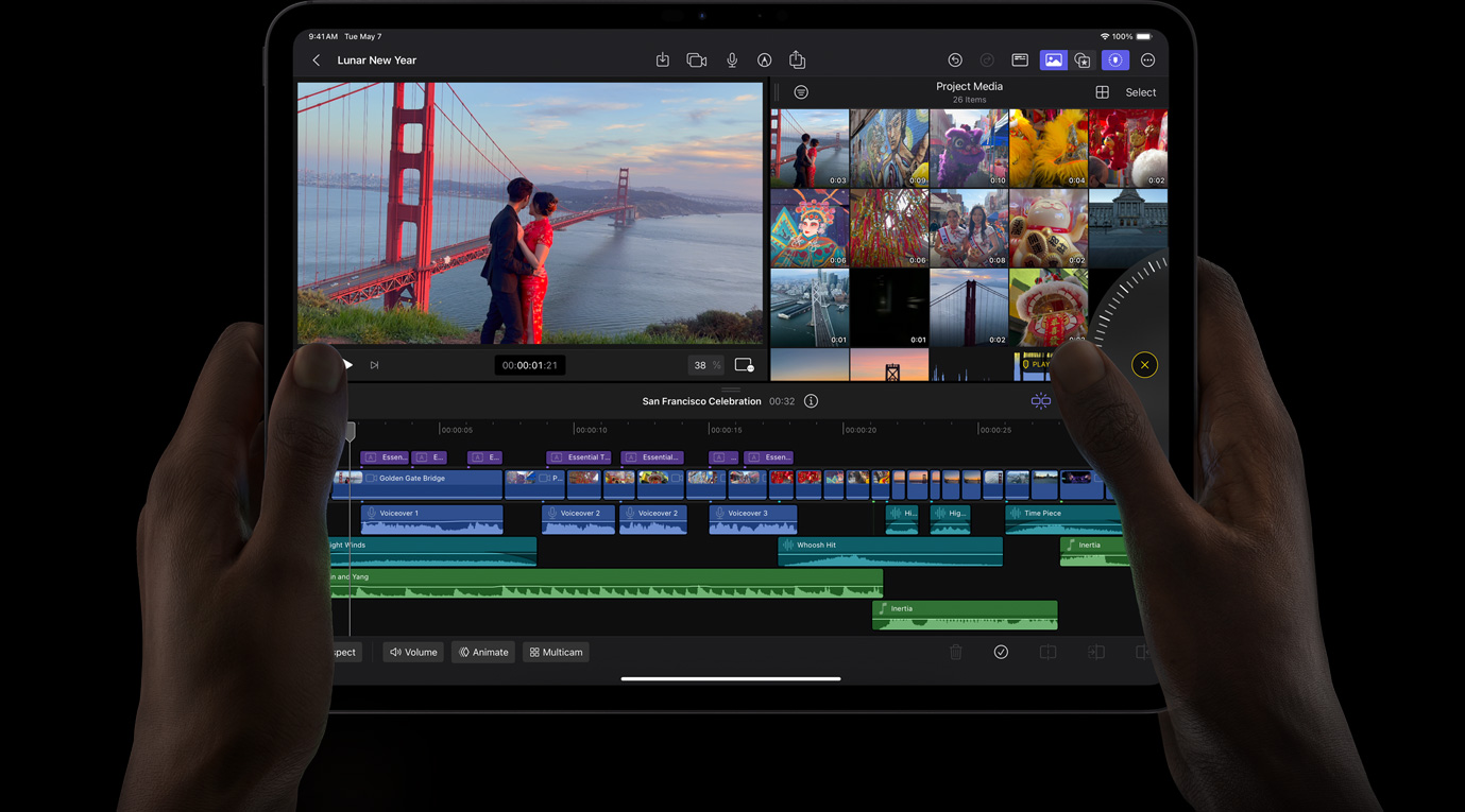 Hände, die ein iPad Pro halten und mit dem Jogwheel durch das Filmmaterial in Final Cut Pro für iPad scrubben