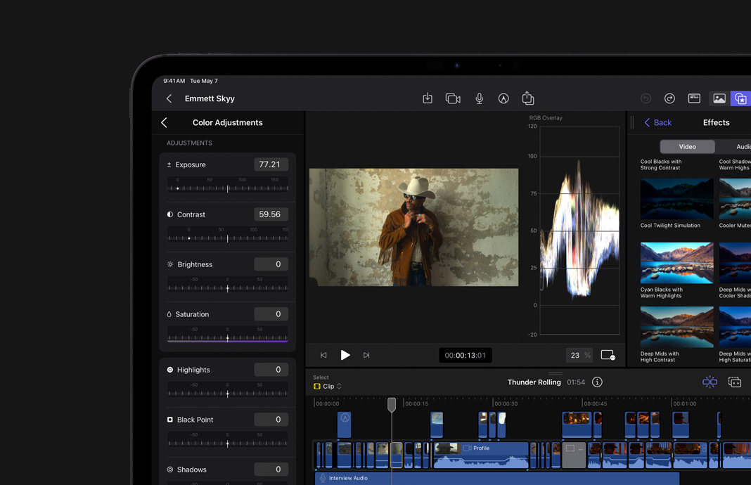 iPad Pro上のFinal Cut Proに表示されている、砂漠の風景の中を3人が歩いている映像のカラーグレーディングデータ。