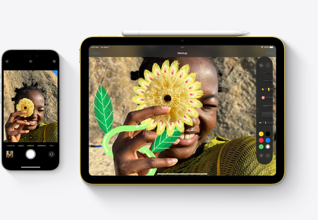 iPhone 15 та iPad лежать поруч. Демонструється, як на фотографії, що знята на камеру iPhone, можна робити позначки в додатку «Фотографії» на iPad.