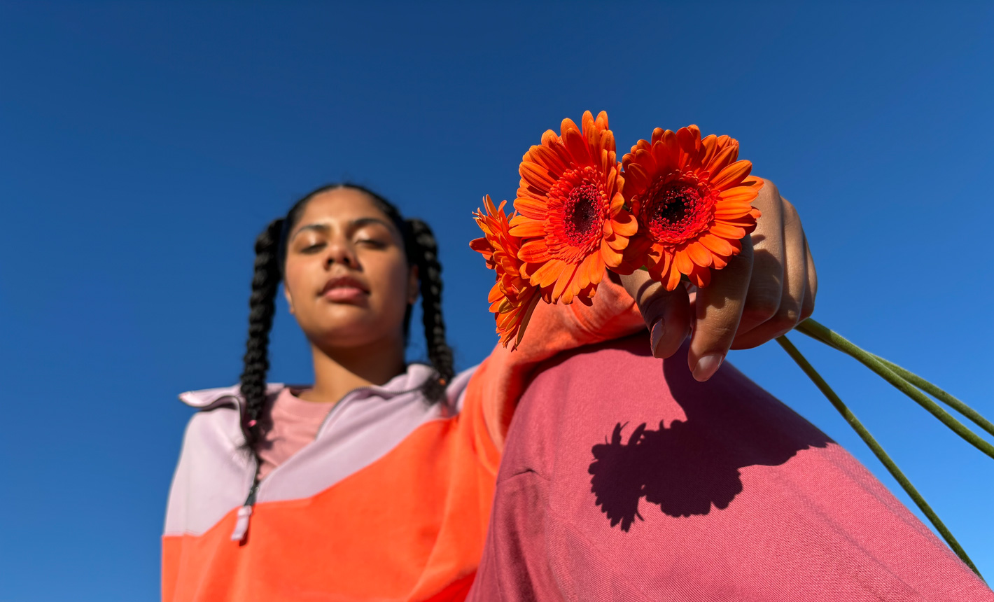 Porträtfoto einer Frau mit Blumen in der Hand