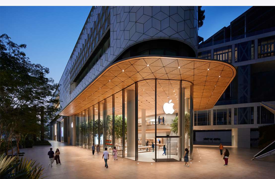 夜景照片展示一間風格現代的 Apple 直營店。