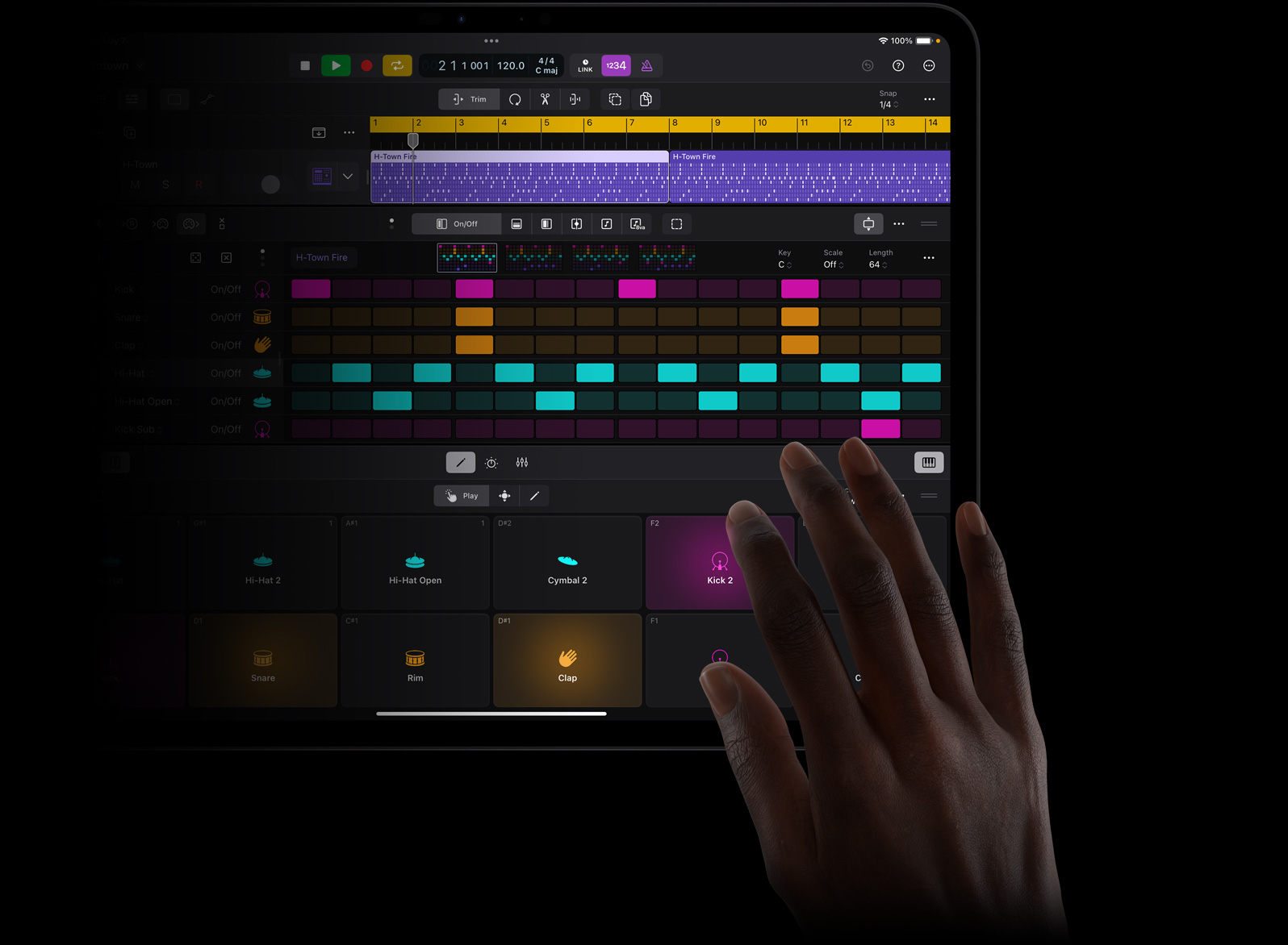 一隻手觸控 iPad Pro 螢幕，在 iPad Pro 上的 iPad 版 Logic Pro 中創作音效節拍。