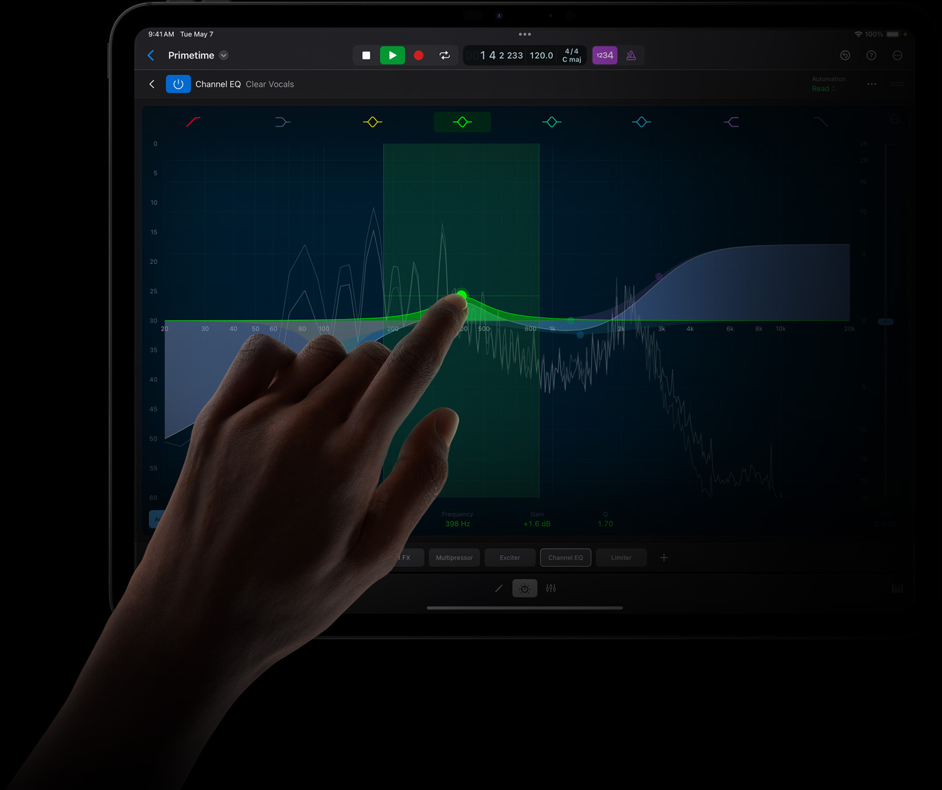 Eine Hand berührt das Display eines iPad Pro, um eine Schallwelle in Logic Pro für iPad auf dem iPad Pro zu bearbeiten.