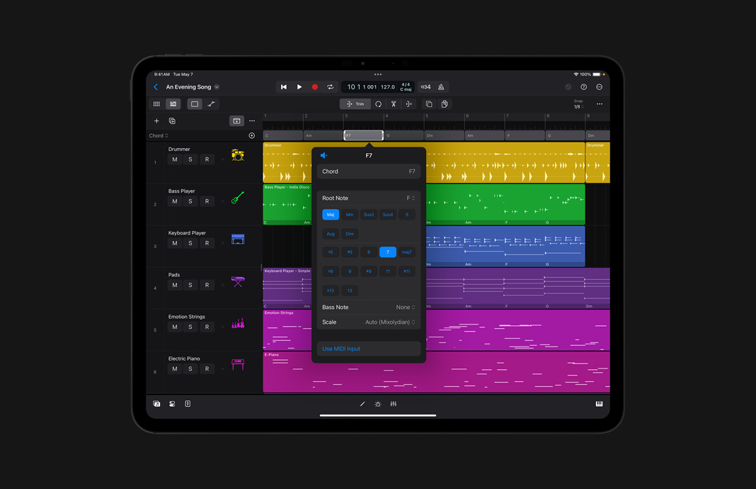 In Logic Pro für iPad auf einem iPad Pro werden Akkordfolgen in der Akkordspur bearbeitet.