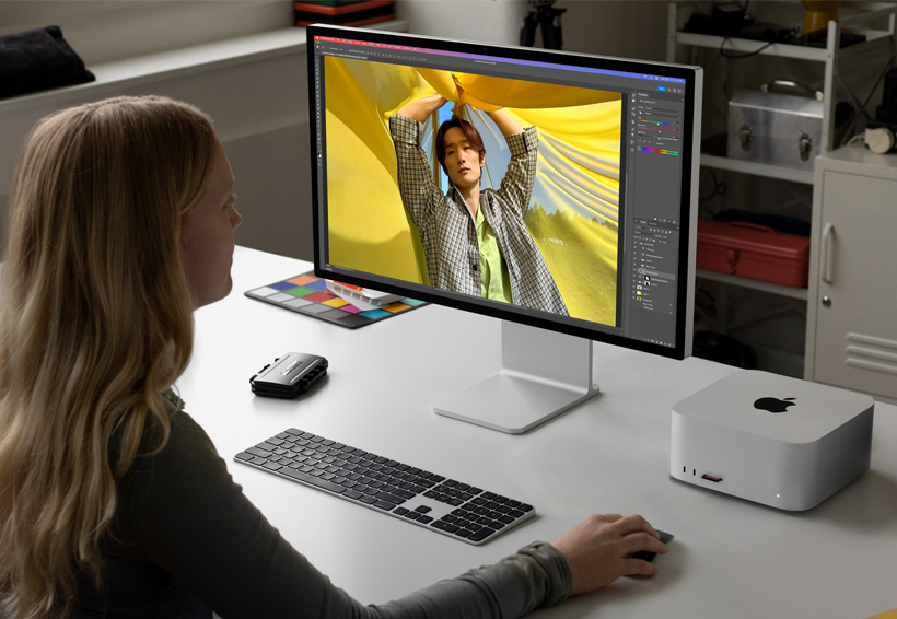 En fotograf jobber på Mac Studio med Studio Display
