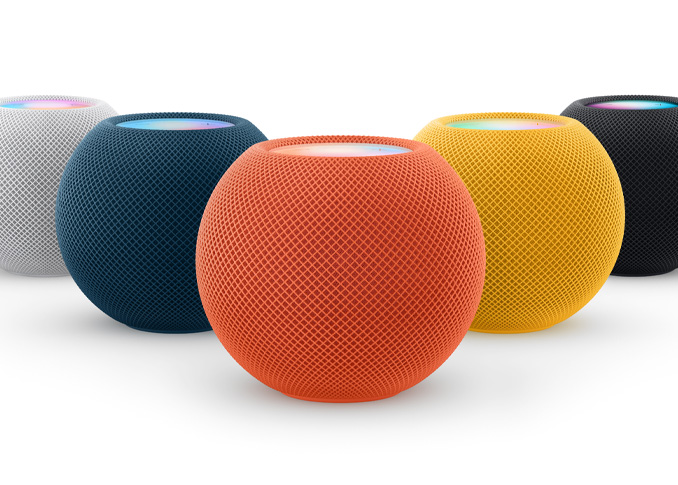 De izquierda a derecha: un HomePod mini blanco, uno azul, uno naranja, uno amarillo y uno gris espacial