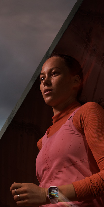 Žena nosi Apple Watch Series 9 i prati trening trčanja.