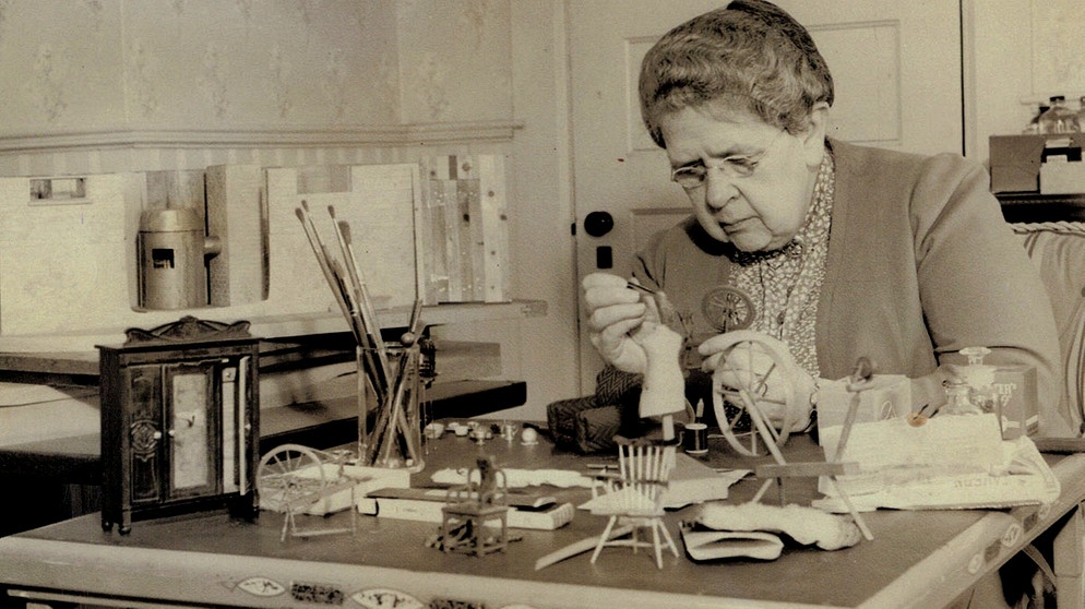 Die Forensikerin Frances Glessner Lee vor einem Modell eines Tatorts, das sie gebaut hat. Sie hat die Gerichtsmedizin mit ihren detailgetreuen Nachbildungen von Tatorten revolutioniert. Weitere Porträts von bedeutenden Frauen, die die Welt veränderten, gibt's auf dem Instagram-Kanal von FrauenGeschichte und bei ardalpha.de. | Bild: Glessnerhouse