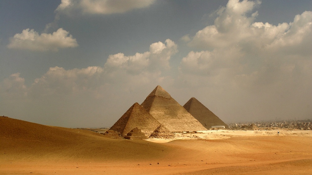 Pyramiden von Gizeh. Schon in der Antike waren sie ein geheimnisvolles Weltwunder. Jahrtausendelang wusste niemand, wofür die Bauwerke einst dienten. Und noch heute rätseln Wissenschaftler, wie die Ägypter die Steine zu Pyramiden auftürmten. | Bild: picture-alliance/ dpa | epa Mike Nelson