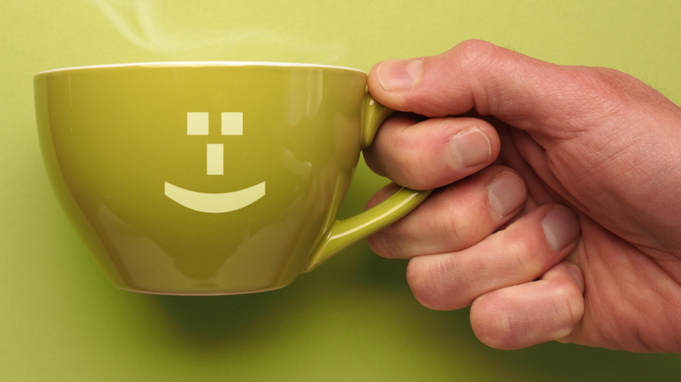 Tasse mit Smiley-Aufdruck. Heute ist der Smiley aus unserer digitalen Kommunikation nicht wegzudenken. Ob als Tastenkombination (Emoticon) oder Bild (Emoji), Smileys und andere Symbole prägen unsere Alltagskultur und unsere Sprache. | Bild: picture-alliance/Zoonar|Andreas Berheide