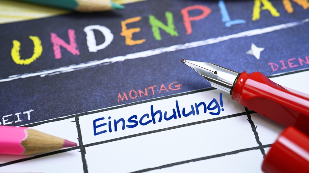 Zu sehen ist ein Stundenplan, in dem das Wort "Einschulung" eingetragen ist.  | Bild: picture alliance/CHROMORANGE/Christian Ohde