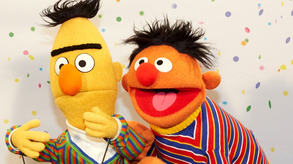 Ernie (r.) und Bert aus der Sesamstraße. Enge Freundschaft ist ein beliebtes Motiv in Film und Literatur. Was macht gute Freundschaften aus? Und warum brauchen wir Freunde? | Bild: dpa-Bildfunk/Georg Wendt