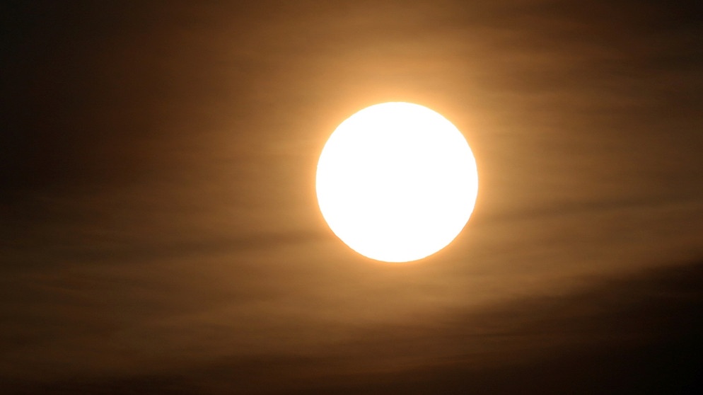 Wüstensand verschleiert die Sonne. Mehrmals pro Jahr zieht Sand aus den Wüsten Afrikas bis zu uns. Der rötliche Saharastaub trübt die Sonne und kann für "schmutzigen" Regen sorgen. | Bild: picture-alliance/dpa